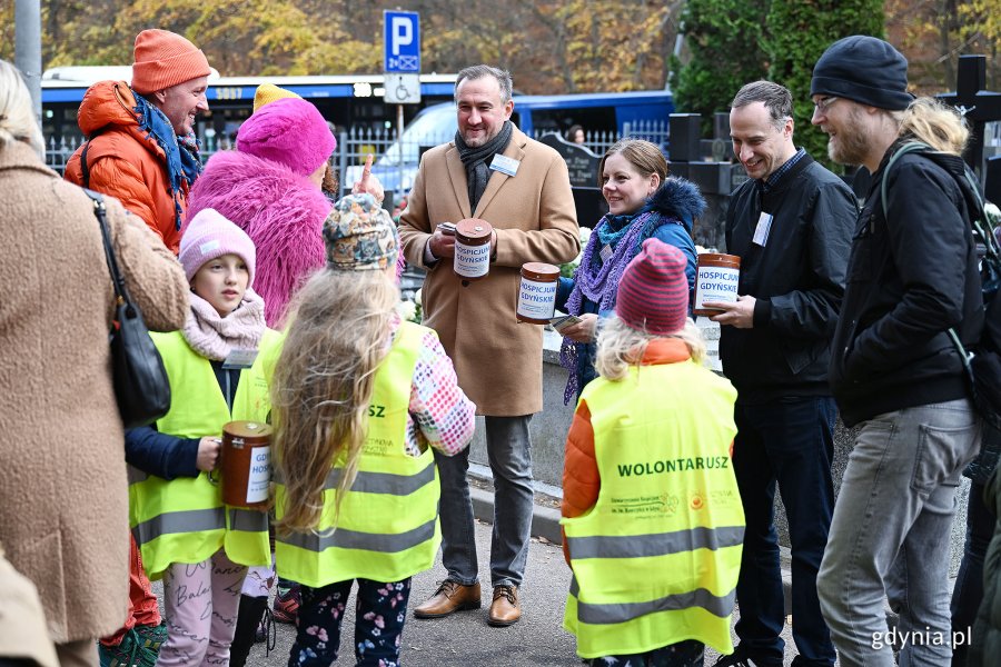 Prezydent Gdyni Aleksandra Kosiorek, wiceprezydent Tomasz Augustyniak oraz radny Dawid Biernacik i wolontariusze podczas tradycyjnej kwesty na Cmentarzu Witomińskim