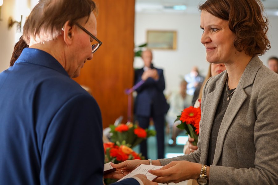 Medale wręczyła wiceprezydent Gdyni ds. gospodarki Katarzyna Gruszecka-Spychała / fot. M. Kozłowski