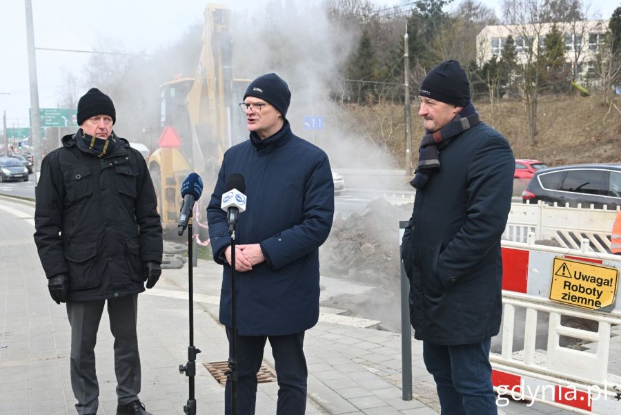 Miejsce awarii przy ul. Chwaszczyńskiej. Na zdjęciu (od lewej): Walery Tankiewicz, prezes PEWiK-u, Rafał Geremek, wiceprezydent Gdyni,  Łukasz Koss, dyrektor ds. produkcji i eksploatacji sieci OPEC (fot. Magdalena Starnawska)