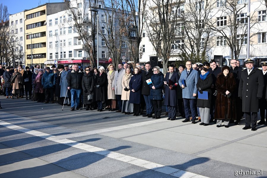 Uczestnicy uroczystości z okazji 99. rocznicy nadania Gdyni praw miejskich zgromadzeni na skwerze Kościuszki 