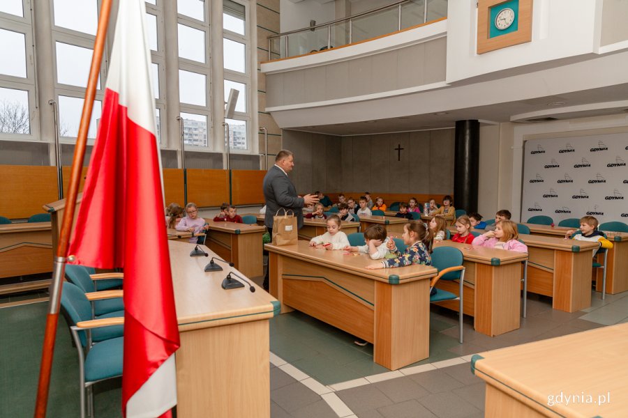 Radny Jarosław Kłodziński podczas spotkania z uczniami w sali obrad Rady Miasta (fot. Natalia Kawalerowicz) 