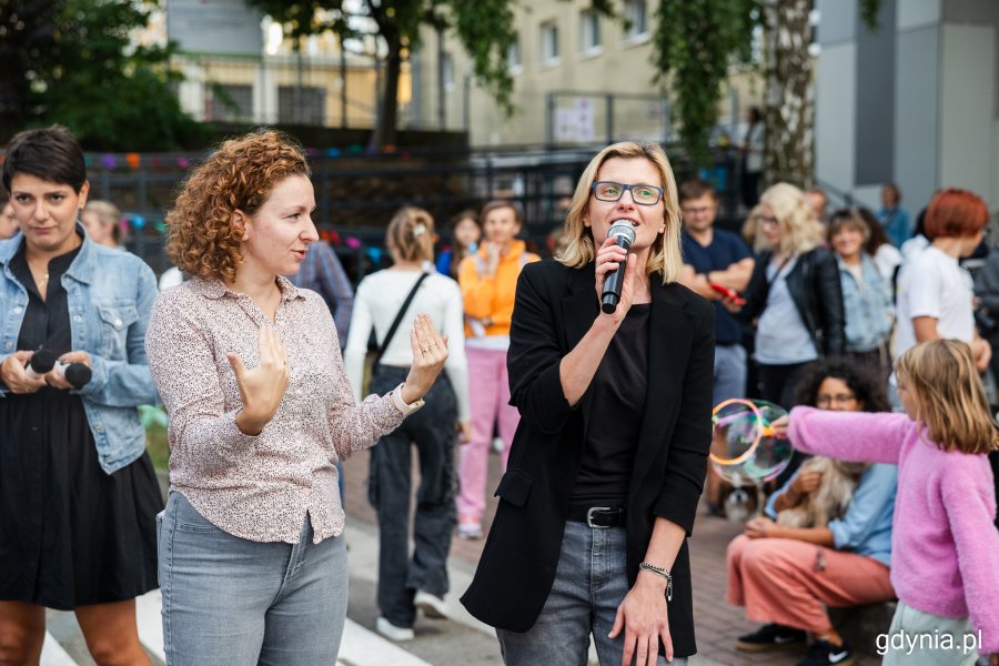 Małgorzata Onasch-Ptaszyńska, dyrektor Szkoły Podstawowej nr 53 i Szkoły Podstawowej nr 49 dla dzieci niedosłyszących, zabrała głos podczas otwarcia muralu i ulicy szkolnej 