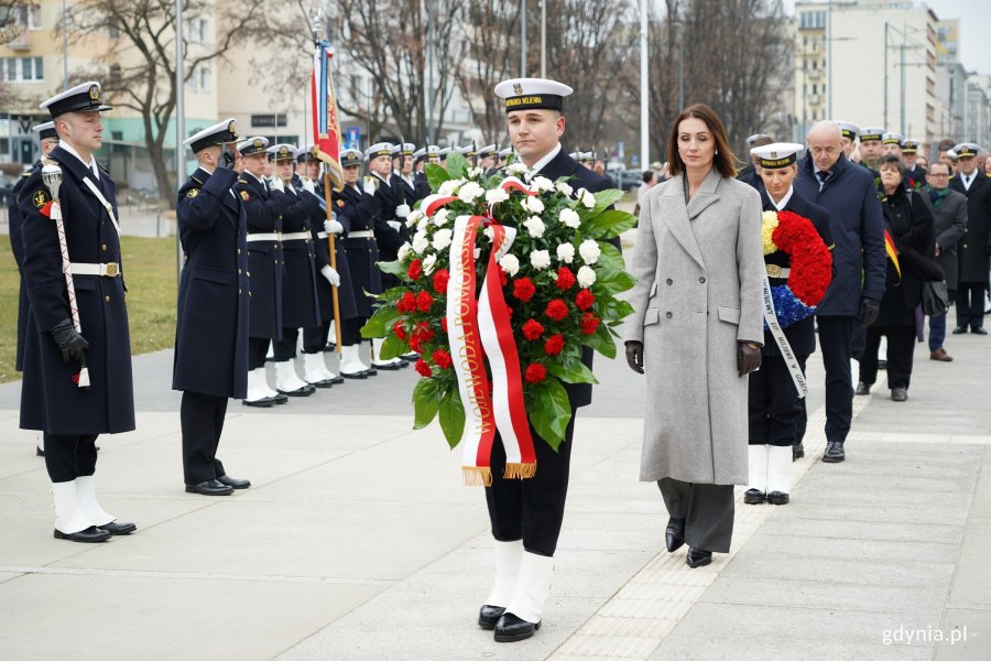 Wojewoda pomorska Beata Rutkiewicz składająca kwiaty pod pomnikiem Polski Morskiej z okazji 26 lat Polski w NATO