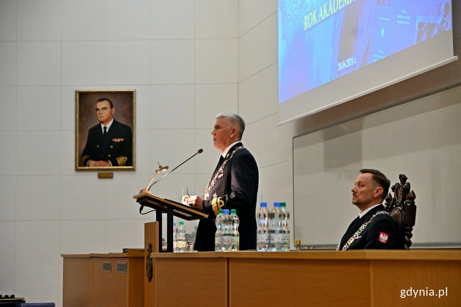 Od lewej: kadm. prof. dr hab. Tomasz Szubrycht, rektor-komendant Akademii Marynarki Wojennej w Gdyni i kmdr Sławomir Dorotyn - prorektor ds. wojskowych Akademii Marynarki Wojennej podczas uroczystości wręczenia dyplomów absolwentom studiów II stopnia