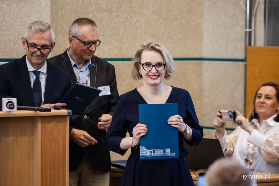 Agnieszka Tokarska, radna Gdyni, podczas odbioru zaświadczenia o wyborze na radną 