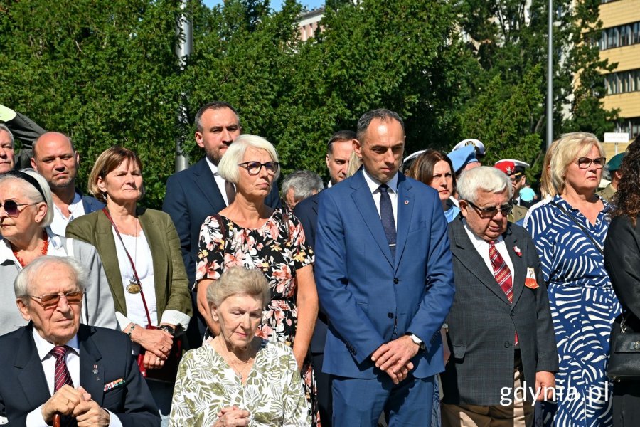 Wiceprezydent Tomasz Augustyniak, Ireneusz Trojanowicz - wiceprzewodniczący Rady Miasta Gdyni, radni Joanna Zielińska, Dawid Biernacik i Teresa Bysewska, a także Grzegorz Kuleta reprezentujący senatora Sławomira Rybickiego podczas uroczystości z okazji 80. rocznicy wybuchu powstania warszawskiego 