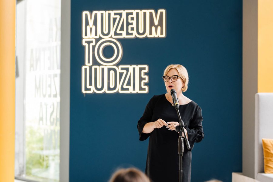 Wernisaż wystawy "To nie jest magazyn" w Muzeum Miasta Gdyni. Urząd Miejski reprezentowała Oktawia Gorzeńska, wiceprezydent Gdyni, fot. materiały prasowe Muzeum Miasta Gdyni - Alina Żemojdzin.