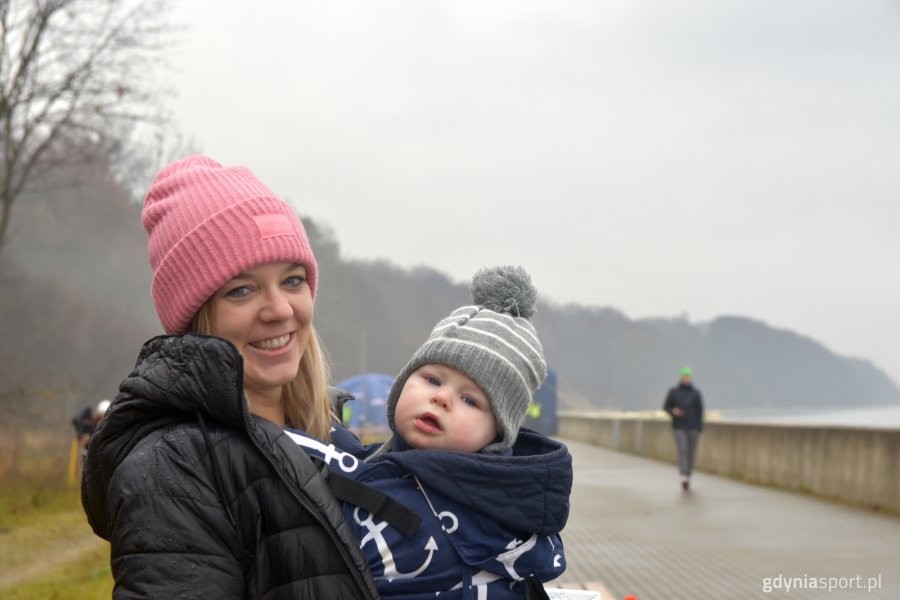 Oksywski bulwar przywitał zgromadzonych rześkim morskim powietrzem, dżdżystą pogodą i sprzyjającą bieganiu temperaturą // fot. M. Urbaniak