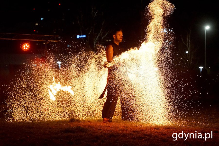 Fireshow  w wykonaniu Teatru NAM-TARA 