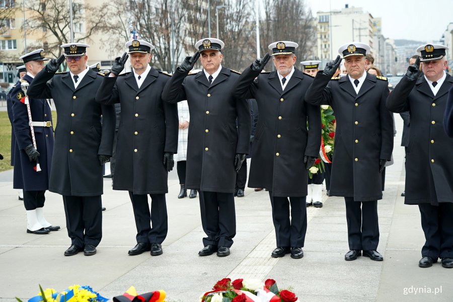 Przedstawiciele dowództwa Marynarki Wojennej podczas składania kwiatów pod pomnikiem Polski Morskiej z okazji 26 lat Polski w NATO 