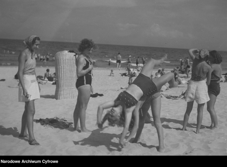 Młodzież bawiąca się na plaży