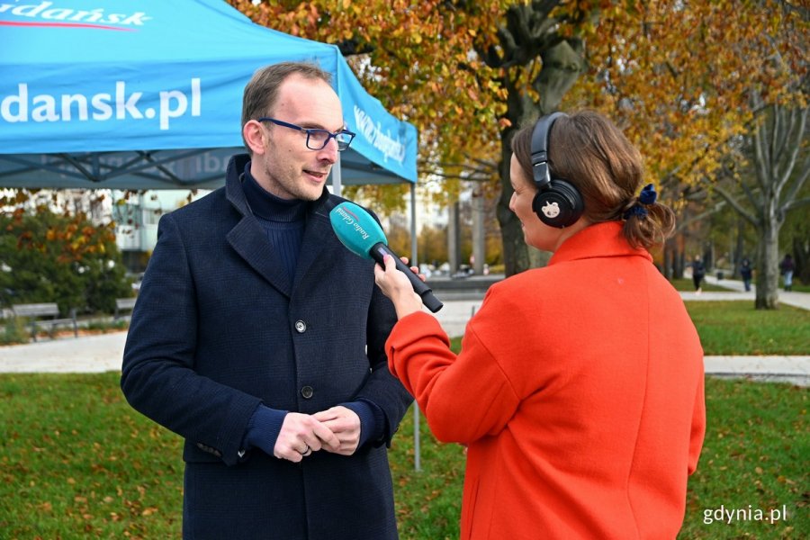 Jakub Ubych - wiceprzewodniczący Rady Miasta Gdyni podczas rozmowy z reporterką Radia Gdańsk Magdaleną Manasterską