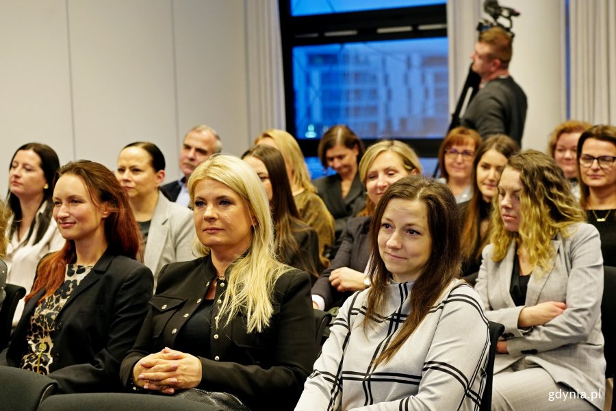 Pracownicy Powiatowego Urzędu Pracy w Gdyni podczas spotkania z okazji Dnia Pracownika Publicznych Służb Zatrudnienia