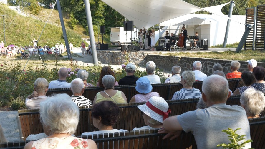 „Koncerty Muzyki Promenadowej” na Kamiennej Górze i publiczność