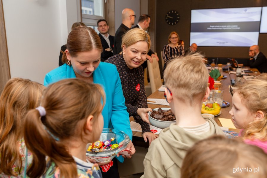 Dzieci odbierają słodki poczęstunek przygotowany przez prezydent Gdyni i Kolegium Prezydenta Gdyni (fot. Natalia Kawalerowicz)