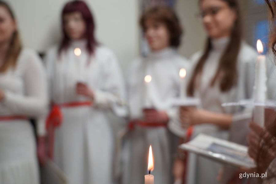 na zdjęciu dziewczyny w białych albach