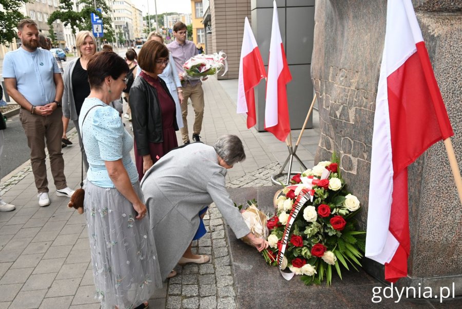 Wieńce pod pomnikiem złożyły krewne Eugeniusza Kwiatkowskiego (fot. Magdalena Starnawska)