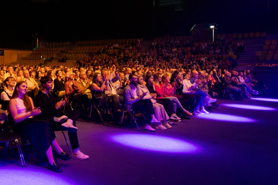 Publiczność zgromadzona w Polsat Plus Arenie Gdynia podczas pierwszego koncertu  festiwalu Gdynia Classica Nova 