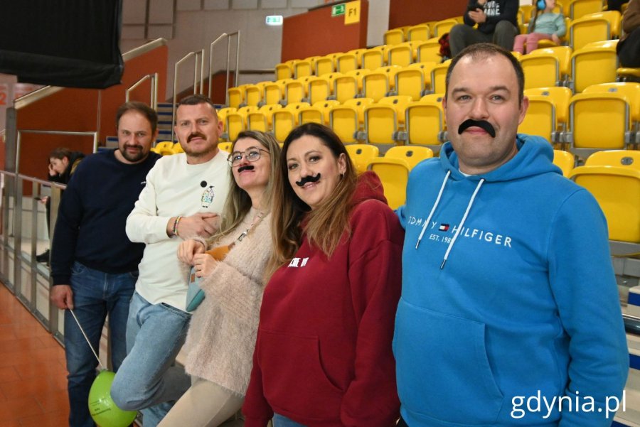 Kibice z charakterystycznymi dla akcji Movember wąsami (fot. Magdalena Starnawska)