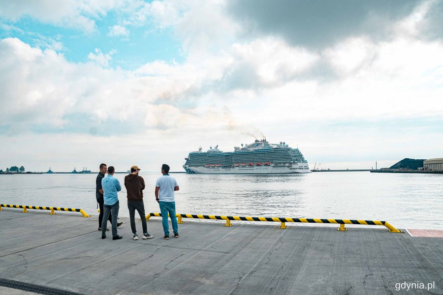 Wejście wycieczkowca Sky Princess do portu w Gdyni, fot. Kamil Złoch