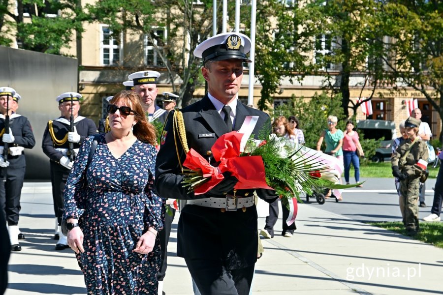 Uroczyste składanie wieńców przed pomnikiem Armii Krajowej podczas uroczystości z okazji 80. rocznicy wybuchu powstania warszawskiego