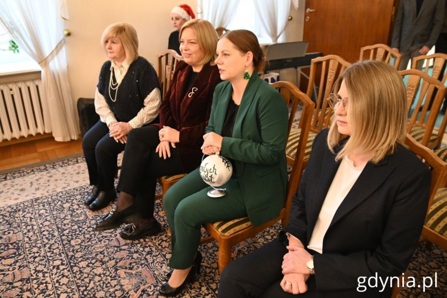 Na zdjęciu (od lewej): Jolanta Matulewicz, dyrektorka SP 13, Oktawia Gorzeńska, wiceprezydent Gdyni, Aleksandra Kosiorek, prezydent Gdyni, Honorata Krupka, skarbnik miasta (fot. Magdalena Starnawska)