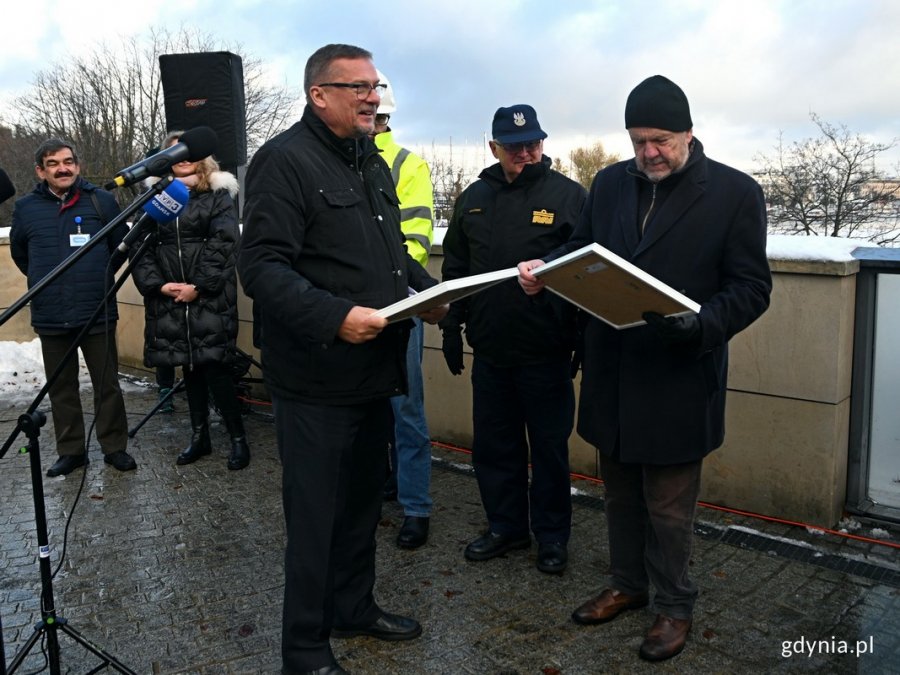 Tomasz Miegoń - dyrektor Muzeum Marynarki Wojennej w Gdyni wręcza pamiątkowy obraz „Sokoła” Markowi Stępie - naczelnikowi Wydziału Ochrony Dziedzictwa Urzędu Miasta Gdyni za jego wsparcie i zaangażowanie w realizację projektu