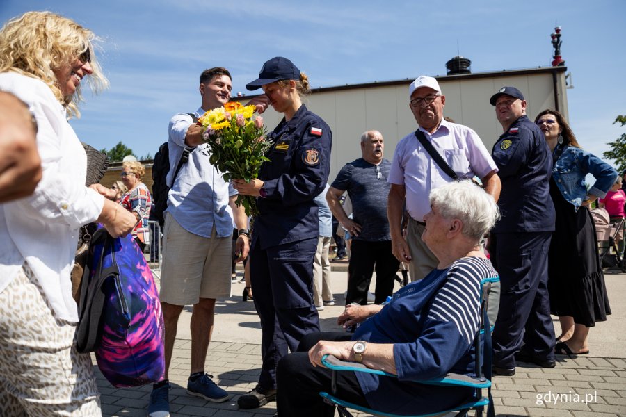 Rodzina wita kobietę marynarza.