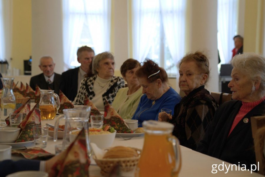 Uczestnicy wigilii podzielili się opłatkiem i złożyli sobie świąteczne życzenia (fot. Magdalena Starnawska)