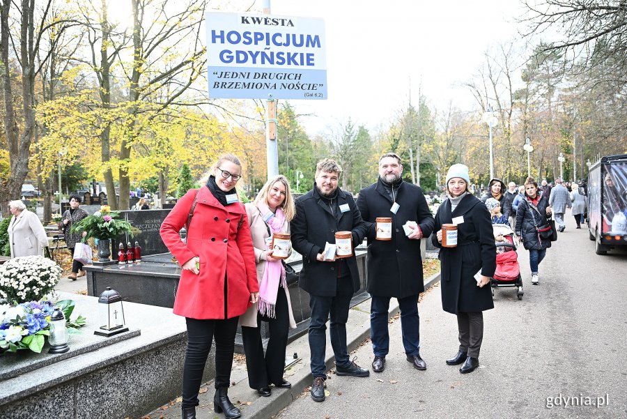 Od prawej: radna Larysa Kramin, Tadeusz Szemiot - przewodniczący Rady Miasta Gdyni oraz radni Dominik Aziewicz i Monika Strzałkowska podczas kwesty na Cmentarzu Witomińskim