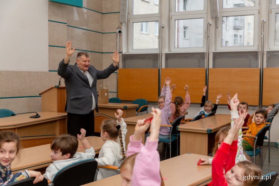 Radny Jarosław Kłodziński podczas spotkania z uczniami w sali obrad Rady Miasta (fot. Natalia Kawalerowicz)