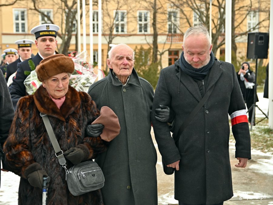 Od prawej: Krzysztof Jankowski - prezes gdyńskiego koła Światowego Związku Żołnierzy Armii Krajowej wraz z Jerzym Grzywaczem i Helgą Łukaszewską podczas składania kwiatów przed pomnikiem Armii Krajowej z okazji 83. rocznicy utworzenia AK