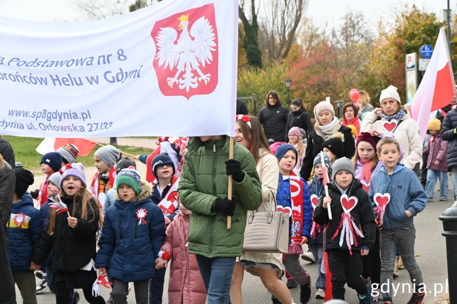 Dzieci ze Szkoły Podstawowej nr 8 idą w paradzie z nauczycielkami