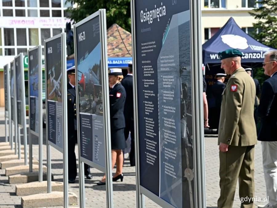 Uczestnicy uroczystości oglądający wystawę „30 lat Brygady Lotnictwa Marynarki Wojennej im. kmdr. por. pil. Karola Trzaski-Durskiego” na placu przy kościele pw. Najświętszej Marii Panny