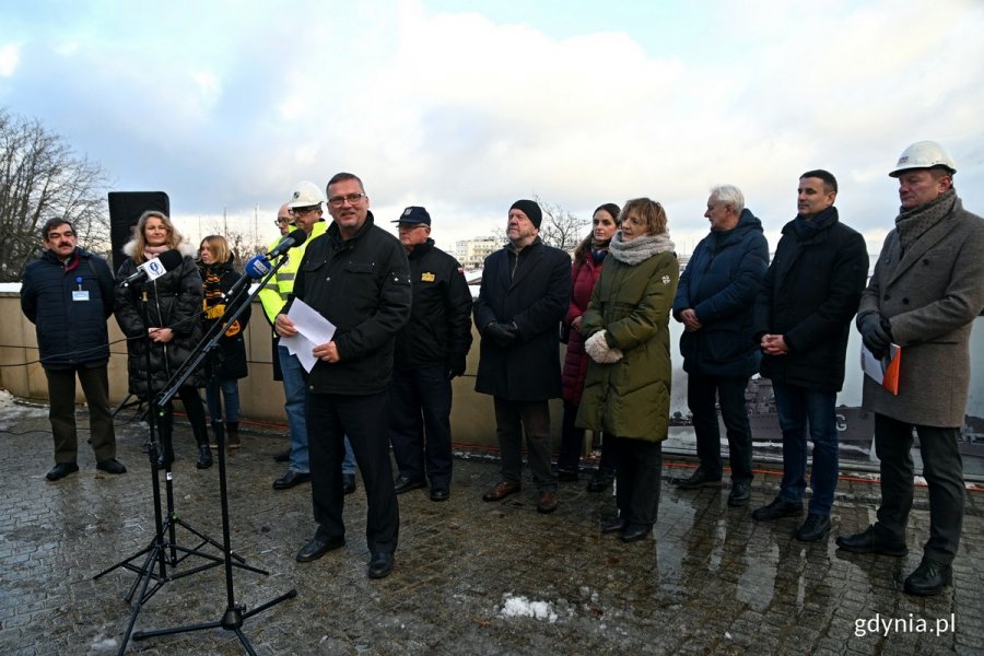 Uczestnicy konferencji prasowe w Muzeum Marynarki Wojennej. Wśród nich min.: Tomasz Miegoń - dyrektor Muzeum Marynarki Wojennej,  Marek Stępa - naczelnik Wydziału Ochrony Dziedzictwa Urzędu Miasta Gdyni (po prawej) i wiceadm. Krzysztof Jaworski - dowódca Centrum Operacji Morskich - dowódca Komponentu Morskiego, Karin Moder - dyrektor Muzeum Miasta Gdyni czy Paweł Lulewicz - prezes PGZ Stoczni Wojennej 