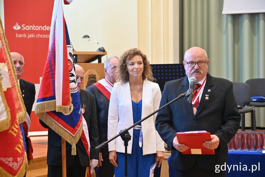 Na zdj. m.in. Julian Aleksander Michaś, prezes rady głównej SHDK