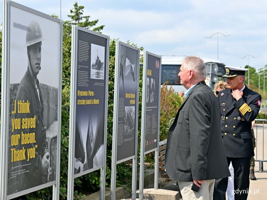 Uczestnicy uroczystego otwarcia wystawy „D-Day. Okręty polskiej Marynarki Wojennej w operacji desantowej w Normandii” oglądający ekspozycję