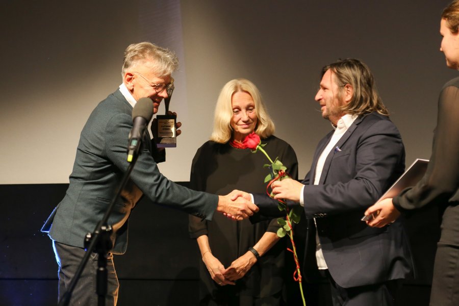 Wręczenie nagrody Drzwi do Wolności, którą otrzymał Janusz Kapusta (fot. mat. prasowe Festiwalu NNW)