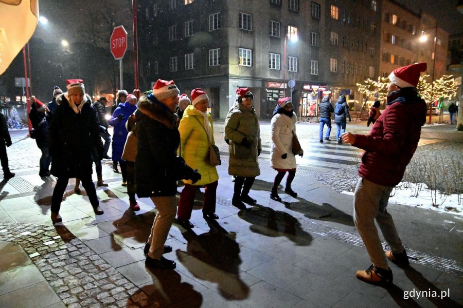 Uczestnicy „Roztańczonej Starowiejskiej” podczas nauki układu choreograficznego 