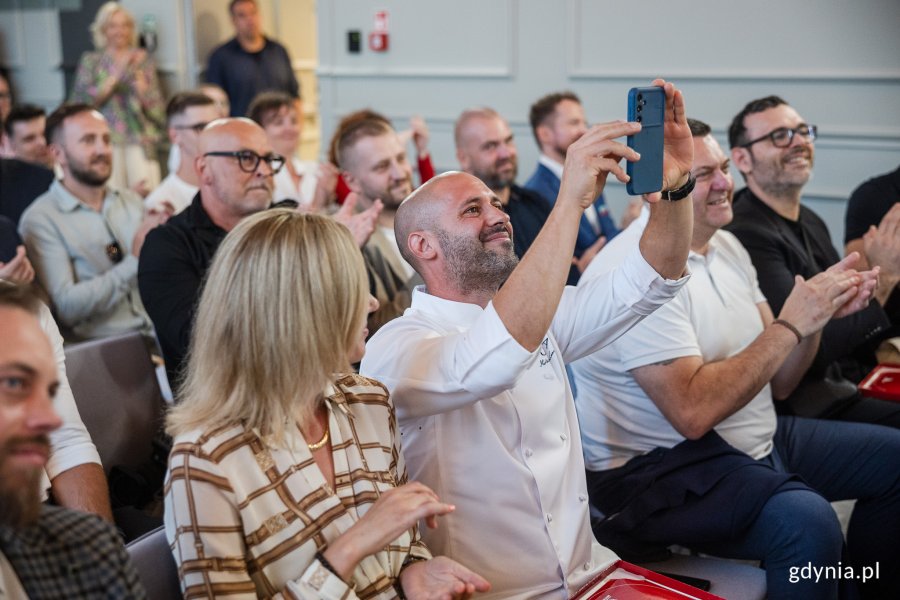 Ceremonia wręczenia gwiazdek Michelin: publiczność robiąca zdjęcia telefonem