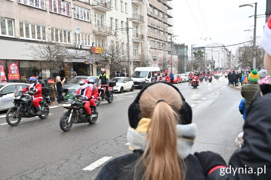 Motocykliści przebrani za mikołaje jadą ulicą Świętojańską