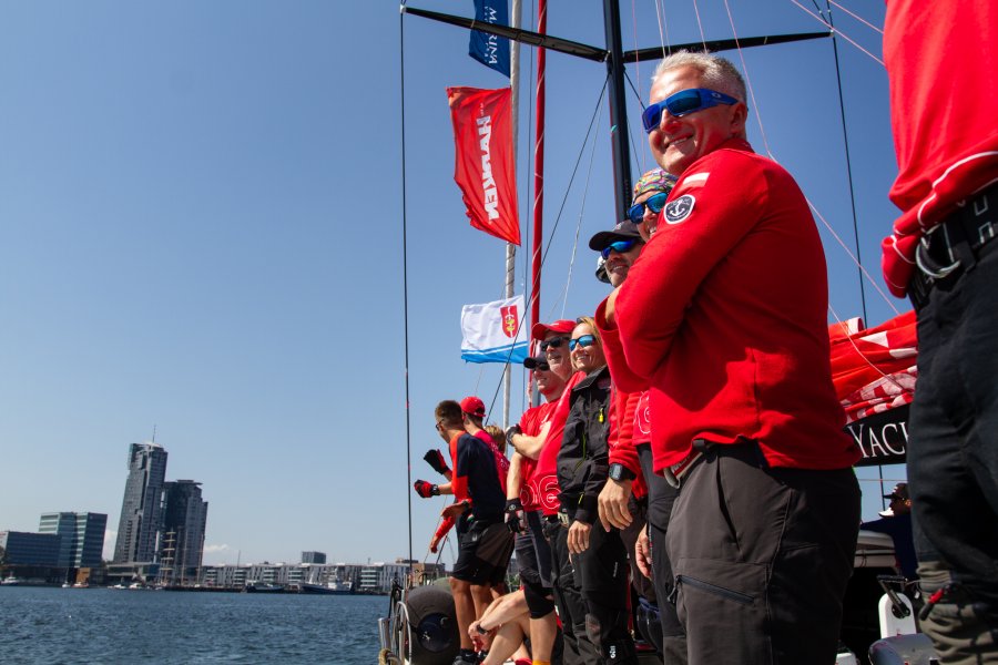 Skiper Maciej Marczewski i załoga jachtu VO65 Sailing Poland. Fot. Przemysław Kozłowski