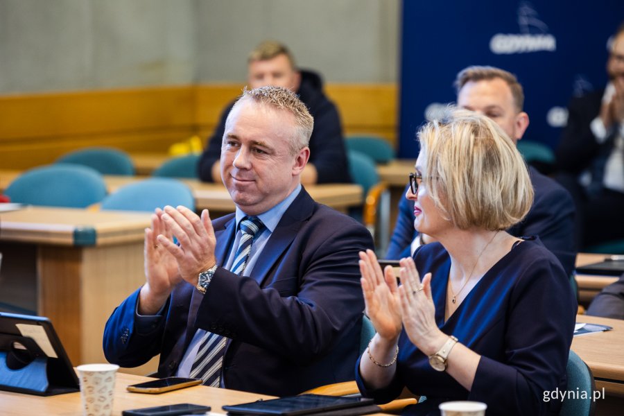 Arkadiusz Dzierżyński i Agnieszka Tokarska, radni Gdyni, podczas I sesji Rady Miasta Gdyni IX kadencji