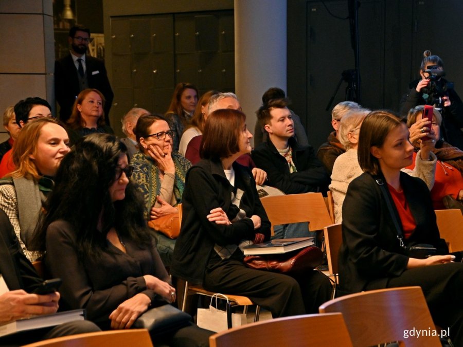 W spotkaniu z okazji premiery książki „Niepoznana. Gdynia i okolice do XII wieku” uczestniczyła m.in. Maja Wagner - naczelnik Wydziału Kultury Urzędu Miasta Gdyni  (pierwsza z lewej w drugim rzędzie)