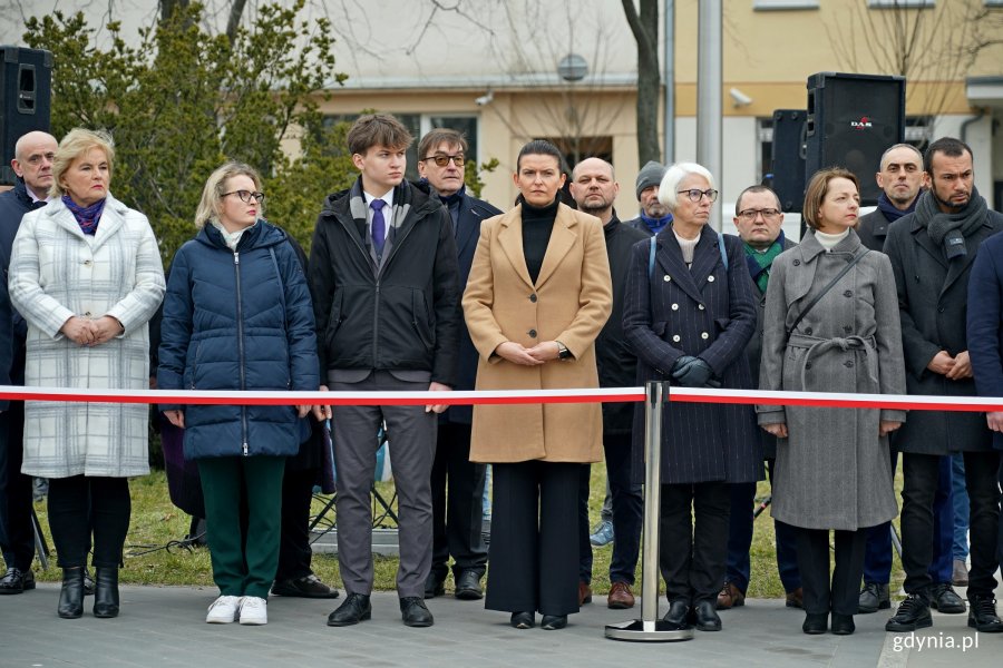 Od lewej: radne Teresa Bysewska i Agnieszka Tokarska, Paweł Timoszyk - przewodniczący Młodzieżowej Rady Miasta Gdyni, Mariola Śrubarczyk-Cichowska i Ireneusz Trojanowicz - wiceprzewodniczący Rady Miasta Gdyni oraz radni Joanna Zielińska, Larysa Kramin i Marcus da Silva podczas uroczystości z okazji 26. rocznicy przystąpienia Polski do NATO 