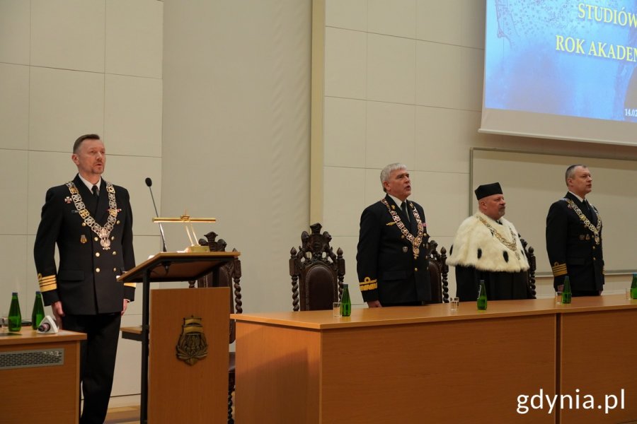 Odśpiewanie hymnu RP. Na zdj. m.in. kadm. prof. dr hab. Tomasz Szubrycht, rektor-komendant AMW i kmdr Sławomir Dorotyn, prorektor ds. wojskowych