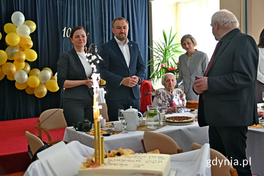 Od lewej: Magdalena Muzika – zastępca kierownika Urzędu Stanu Cywilnego w Gdyni, wiceprezydent Gdyni Tomasz Augustyniak, jubilatka Zofia Hofmańska i Krystyna Piech, kierownik działu medyczno-opiekuńczego Domu Pomocy Społecznej w Gdyni podczas spotkania w DPS-ie