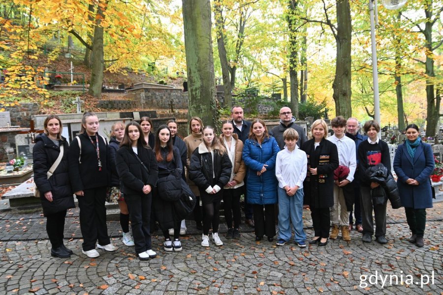 Zdj. grupowe przy grobie Franciszki Cegielskiej: prezydent Gdyni Aleksandra Kosiorek, wiceprezydenci: Oktawia Gorzeńska, Tomasz Augustyniak i Bartłomiej Austen, sekretarz miasta Łukasz Kobus, radne miasta Larysa Kramin i Emilia Rogała oraz Krzysztof Jankowski, dyrektor Zespołu Szkolno-Przedszkolnego nr 3 wraz z uczniami