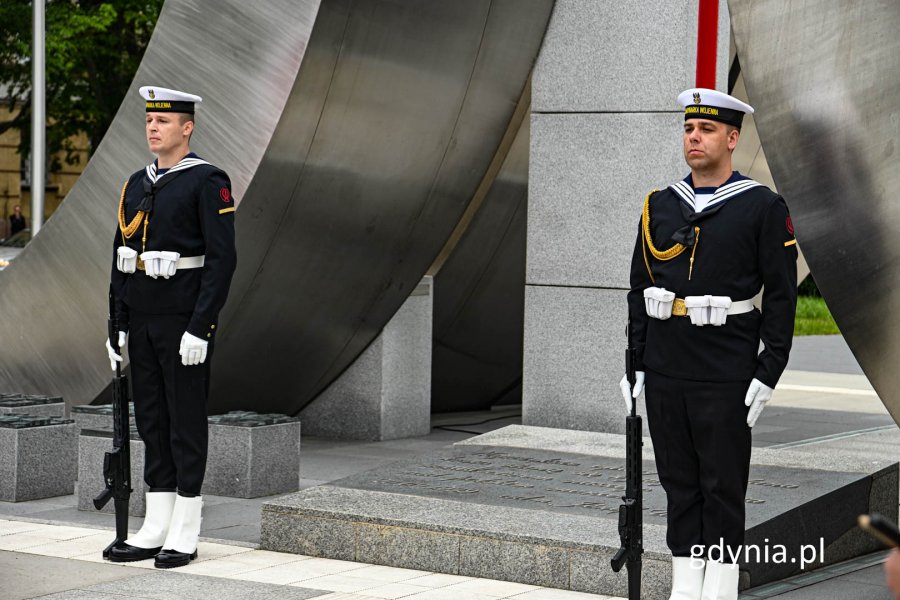 Warta honorowa przy pomniku Morskiej Gdyni, fot. Michał Sałata