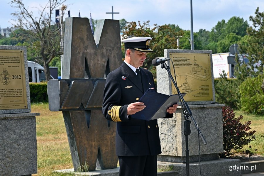 kmdr Albert Figat podczas otwarcia wystawy „D-Day. Okręty polskiej Marynarki Wojennej w operacji desantowej w Normandii”